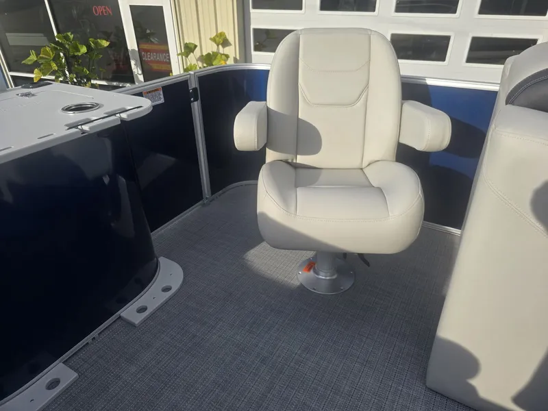 Slide: The Image of Sylvan Mirage 8522 Party Fish 2025 - 23