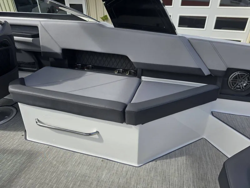 Slide: The Image of Cobalt R8 2024 - 12