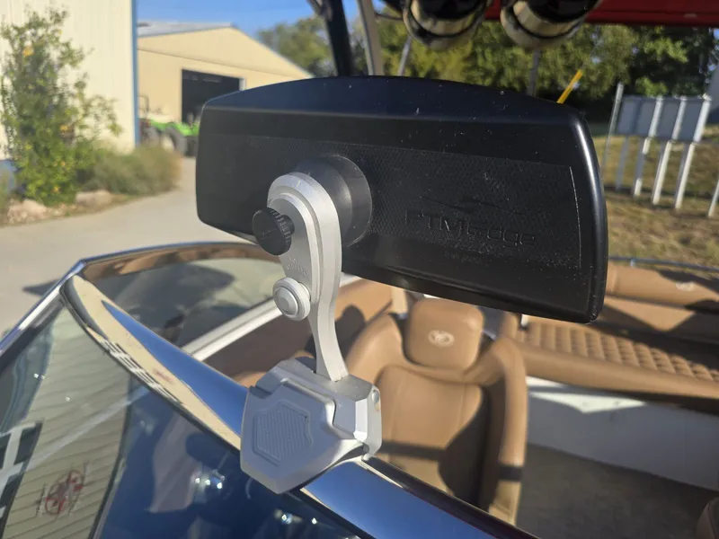 Slide: The Image of Cobalt R3 Surf 2019 - 12