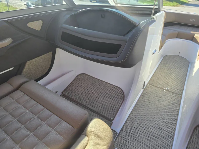 Slide: The Image of Cobalt R3 Surf 2019 - 16