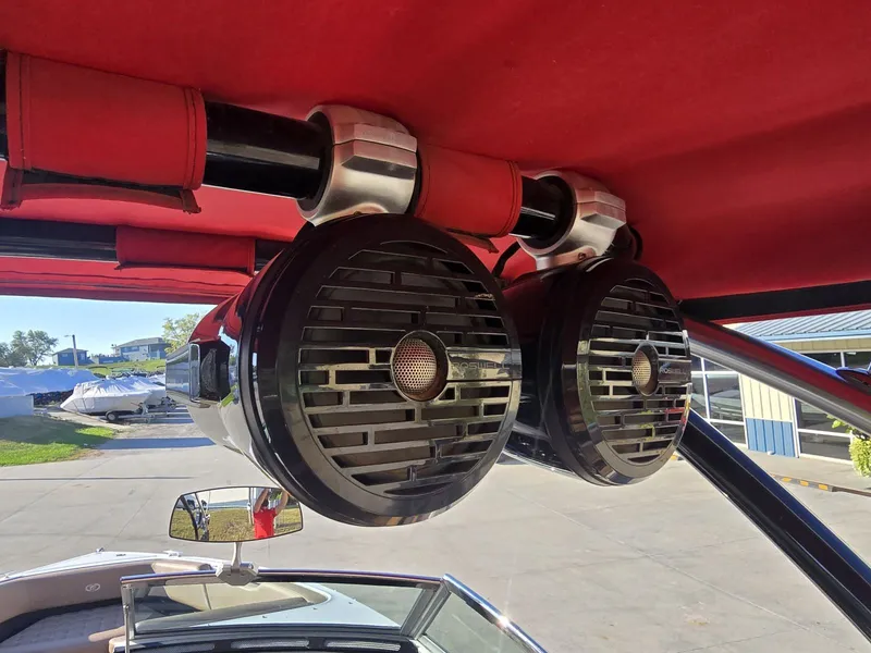 Slide: The Image of Cobalt R3 Surf 2019 - 23