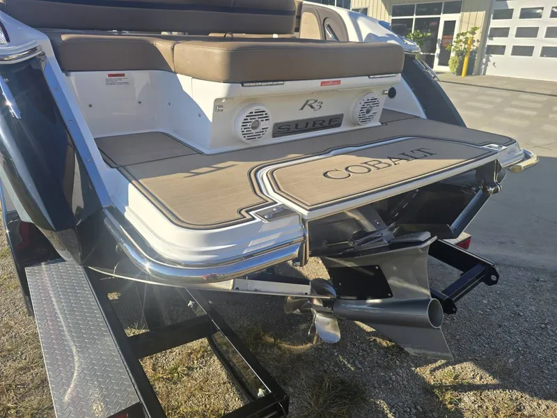 Slide: The Image of Cobalt R3 Surf 2019 - 3