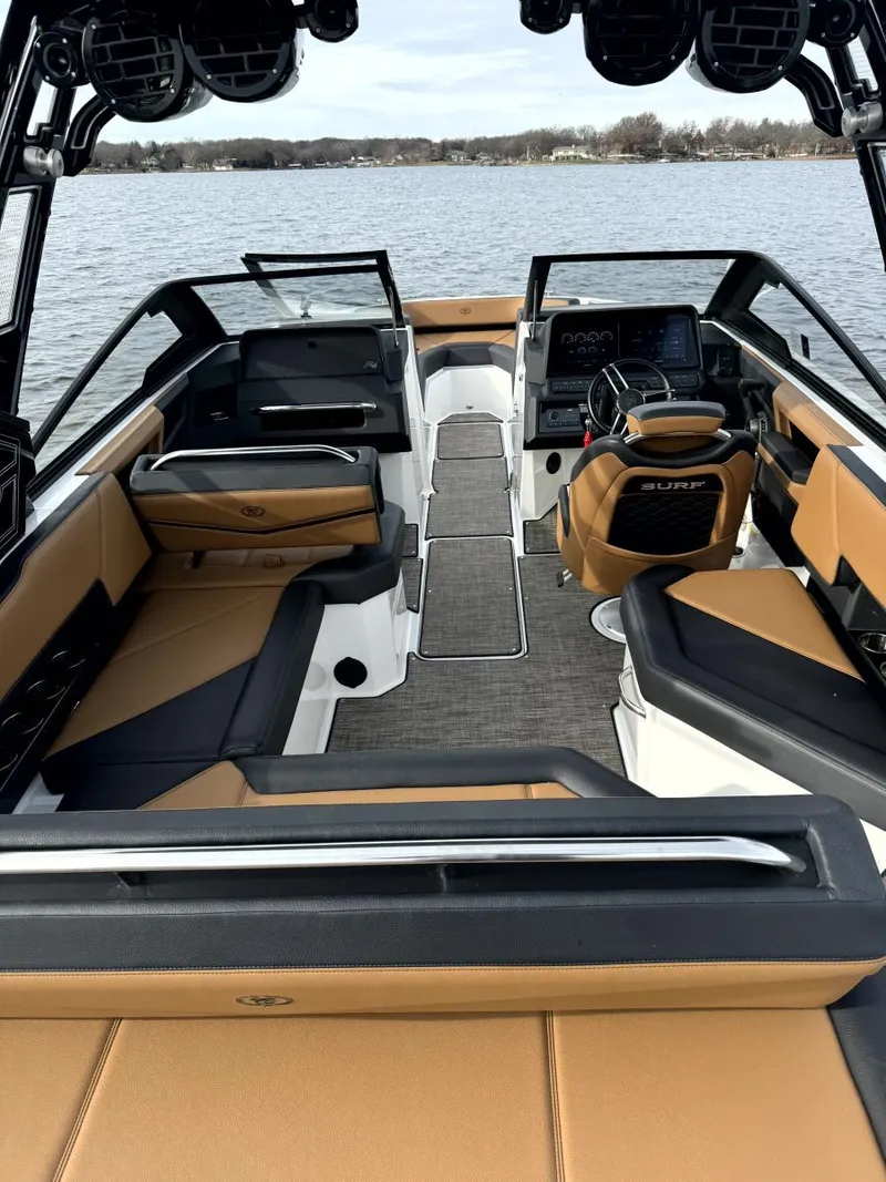 Slide: The Image of Cobalt R4 Surf 2022 - 10