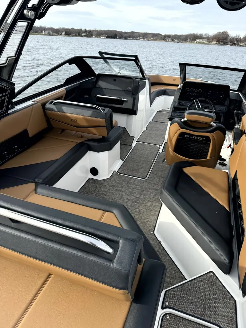 Slide: The Image of Cobalt R4 Surf 2022 - 11