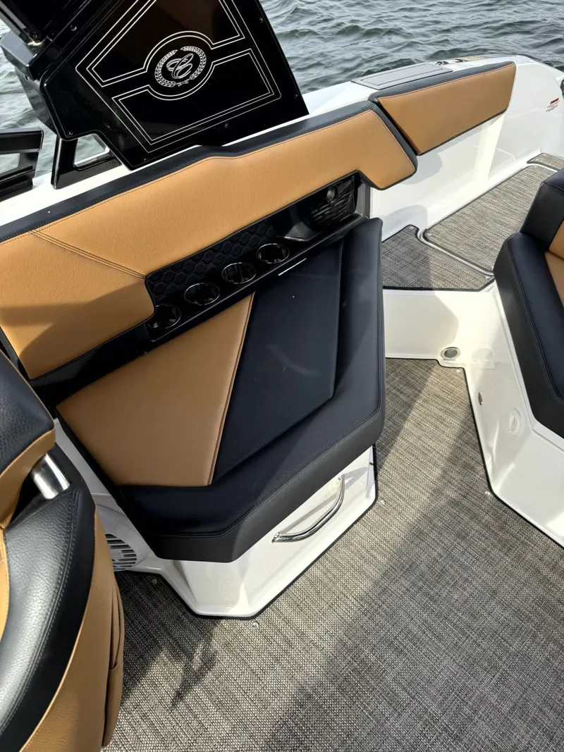 Slide: The Image of Cobalt R4 Surf 2022 - 13