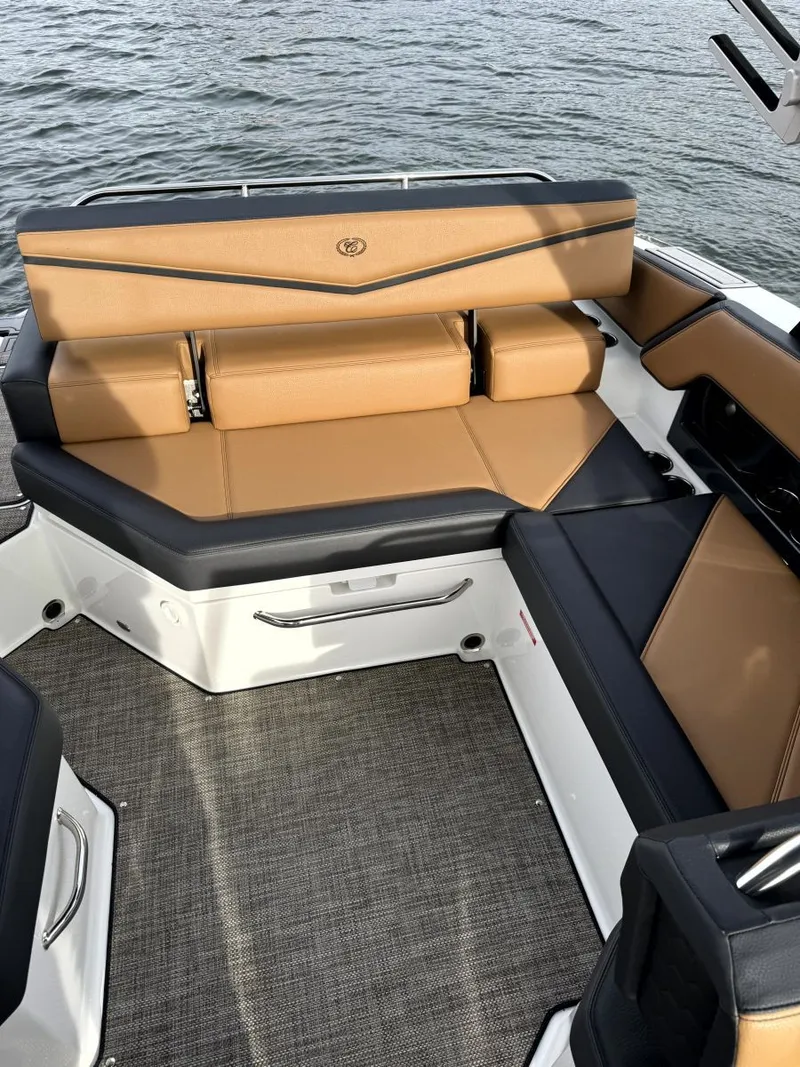 Slide: The Image of Cobalt R4 Surf 2022 - 14