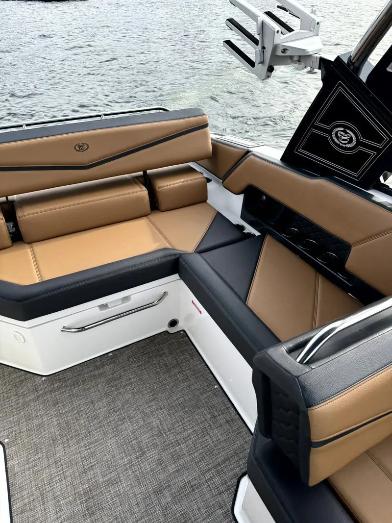 Slide: The Image of Cobalt R4 Surf 2022 - 15