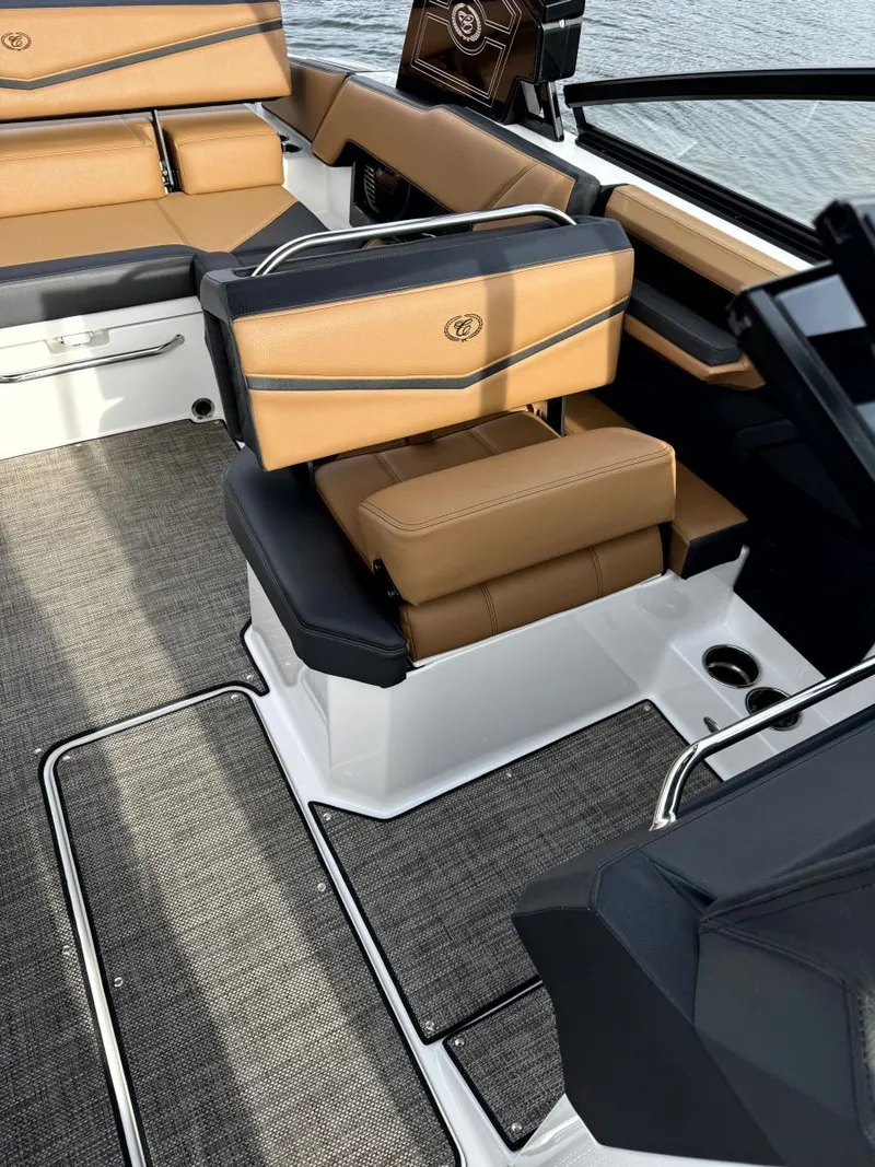 Slide: The Image of Cobalt R4 Surf 2022 - 16