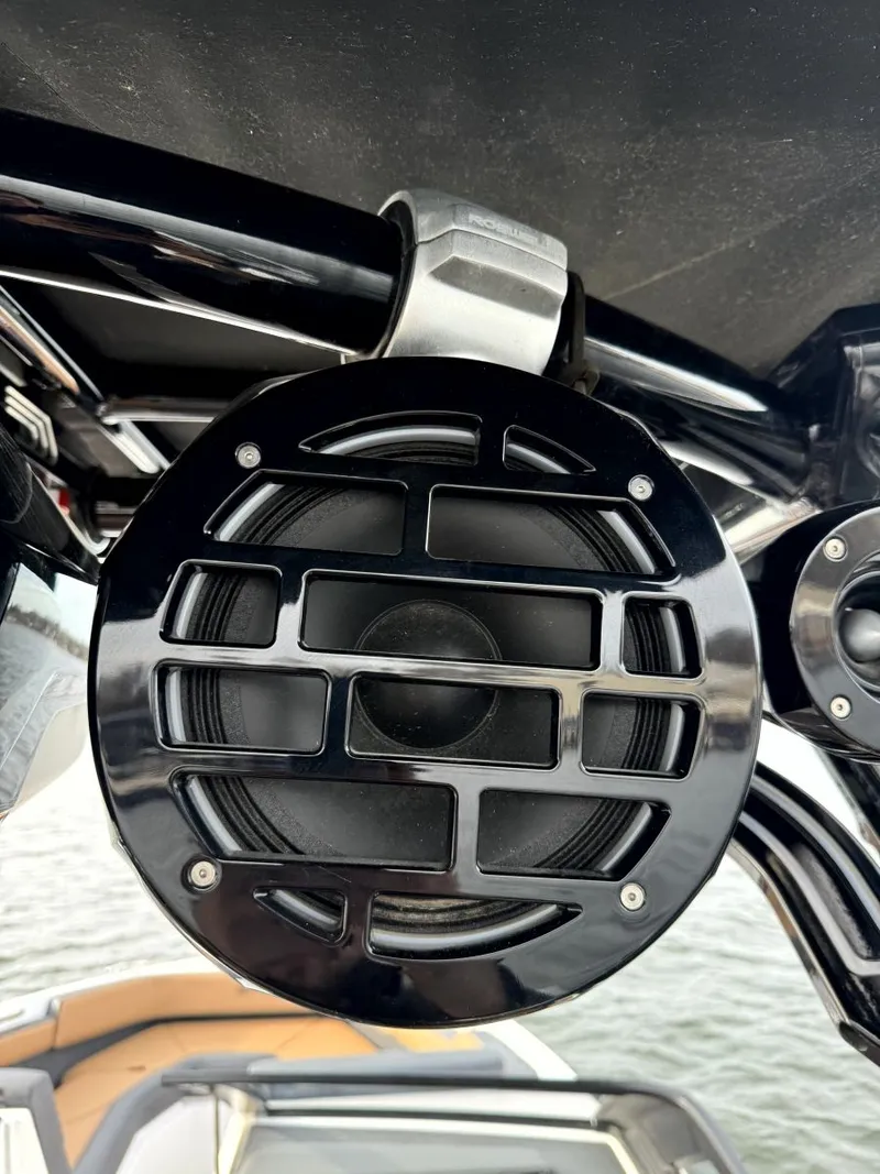 Slide: The Image of Cobalt R4 Surf 2022 - 25