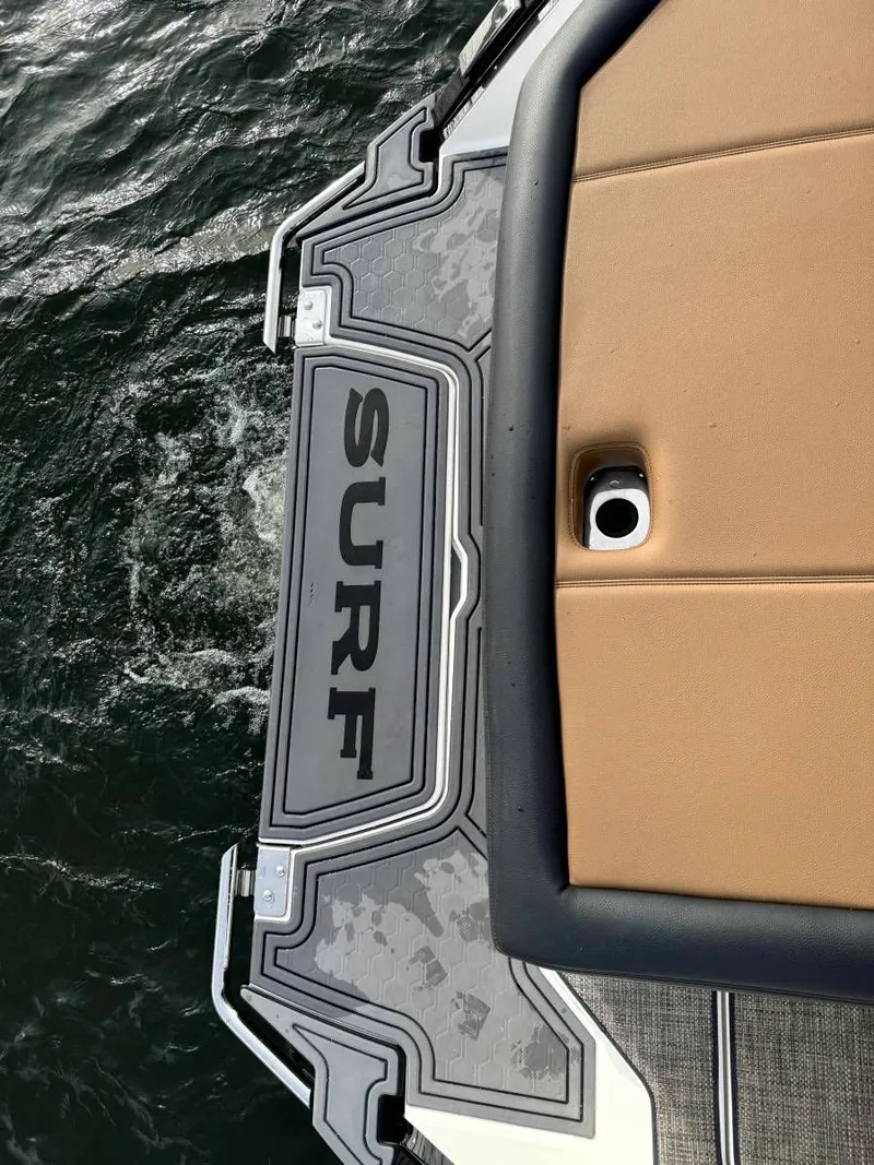 Slide: The Image of Cobalt R4 Surf 2022 - 27