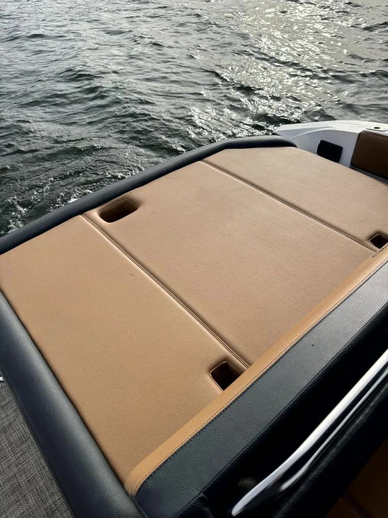 Slide: The Image of Cobalt R4 Surf 2022 - 28