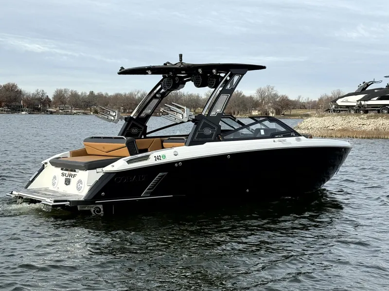 Slide: The Image of Cobalt R4 Surf 2022 - 6