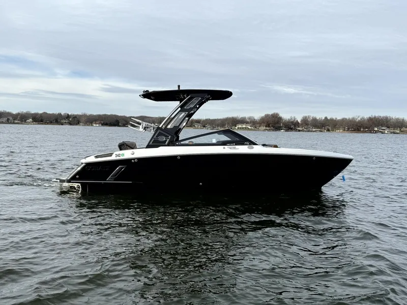 Slide: The Image of Cobalt R4 Surf 2022 - 7