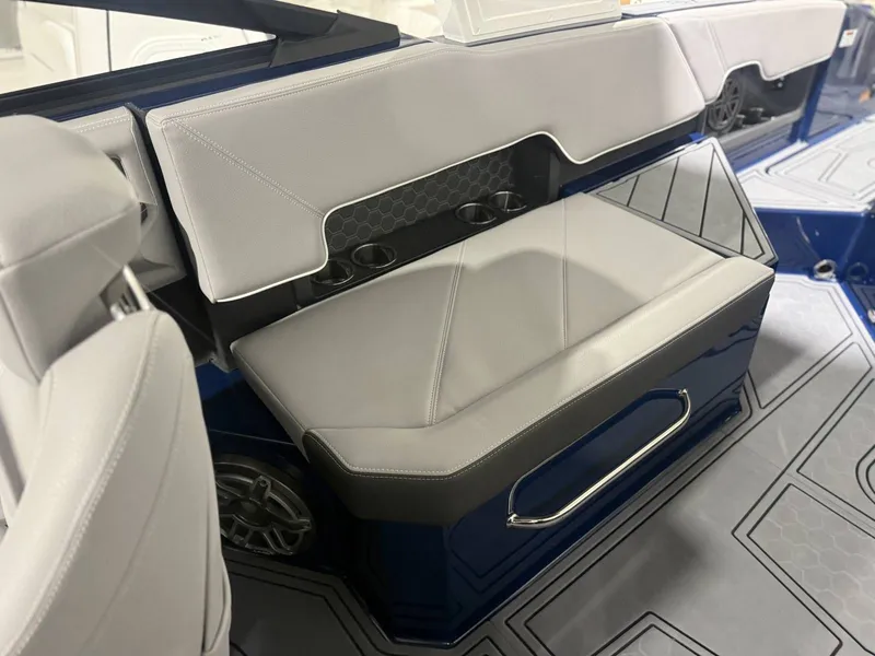 Slide: The Image of Cobalt R8 Surf 2026 - 28