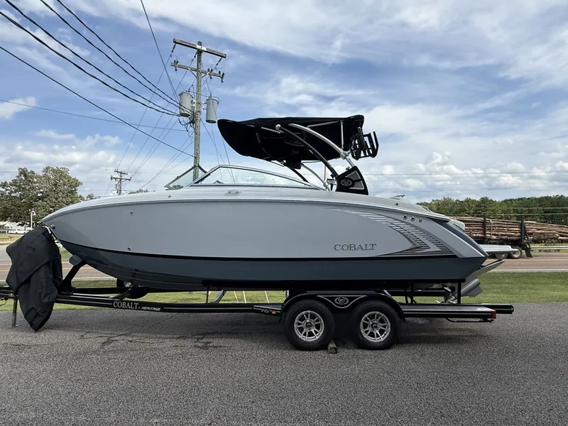 Slide: The Image of Cobalt R5 Surf 2020 - 11