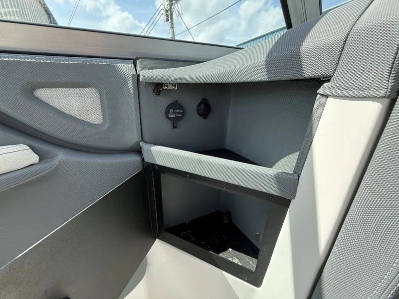 Slide: The Image of Cobalt R5 Surf 2020 - 17