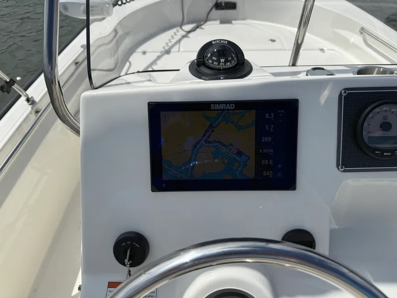 Slide: The Image of Boston Whaler 190 Montauk 2023 - 15