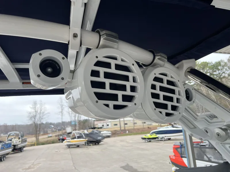 Slide: The Image of Cobalt R8 Surf 2022 - 11