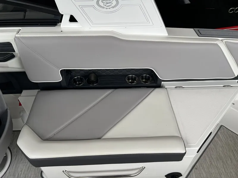 Slide: The Image of Cobalt R8 Surf 2022 - 12