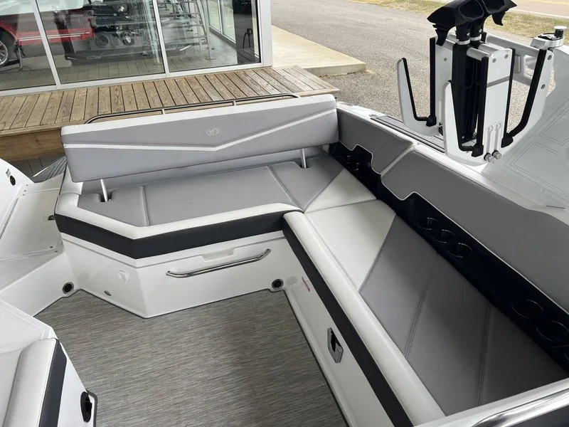 Slide: The Image of Cobalt R8 Surf 2022 - 13