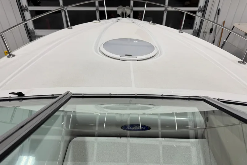 Slide: The Image of 2005 Four Winns 285 Sundowner boat deck with railing and hatch. - 9