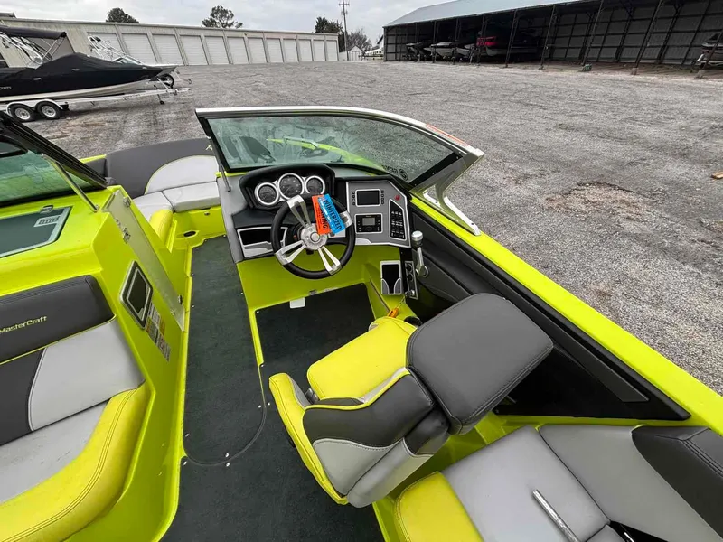 Slide: The Image of MasterCraft XT22 2018 - 10