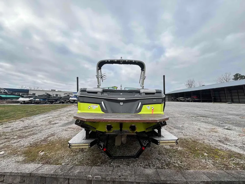 Slide: The Image of MasterCraft XT22 2018 - 2