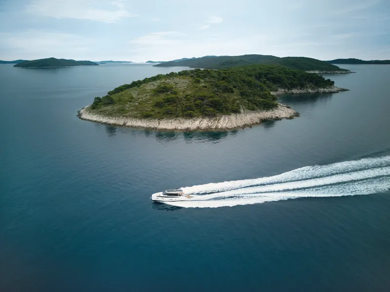 Slide: The Image of Azimut Sundeck 6 2027 - 31