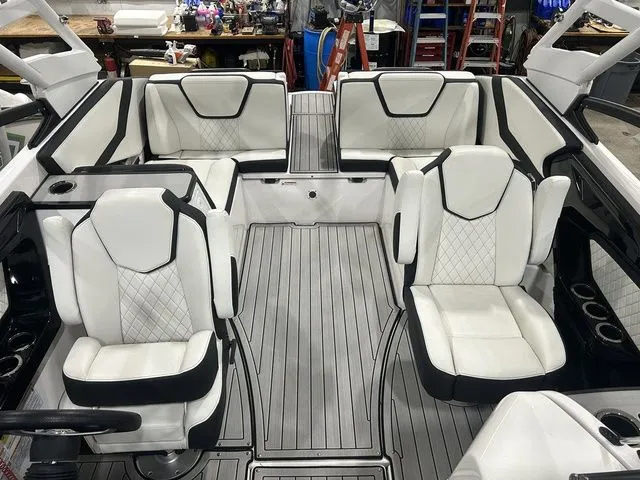 Slide: The Image of Yamaha 252S 2024 - 12