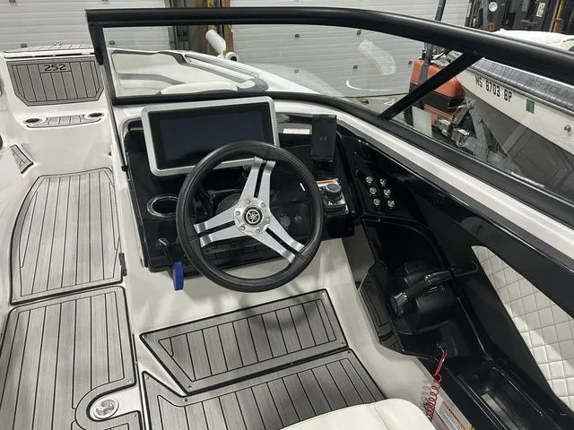 Slide: The Image of Yamaha 252S 2024 - 15