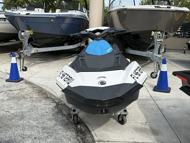 Slide: The Image of Sea-Doo Spark 2-Up Rotax 900 H.O ACE IBR & CONV 2019 - 5