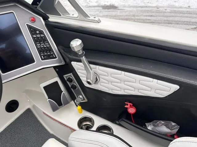 Slide: The Image of MasterCraft X24 2021 - 21