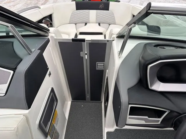 Slide: The Image of MasterCraft X24 2021 - 24