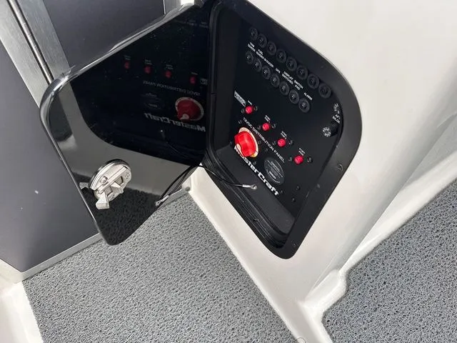 Slide: The Image of MasterCraft X24 2021 - 25