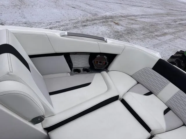 Slide: The Image of MasterCraft X24 2021 - 28