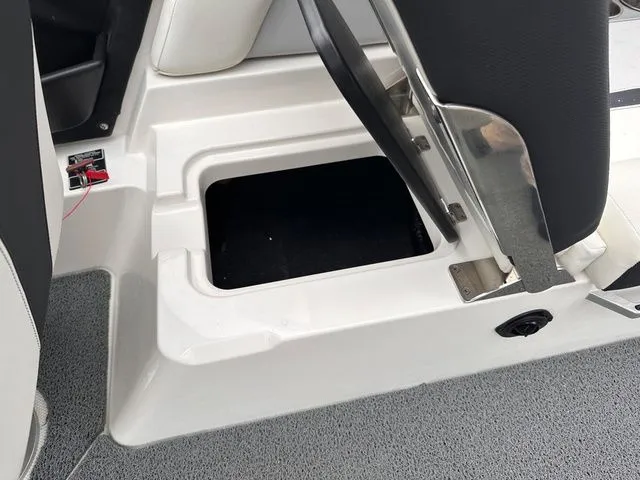 Slide: The Image of MasterCraft X24 2021 - 33