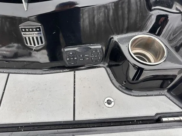 Slide: The Image of MasterCraft X24 2021 - 42