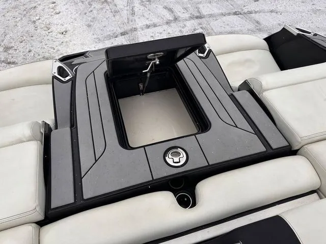 Slide: The Image of MasterCraft X24 2021 - 43