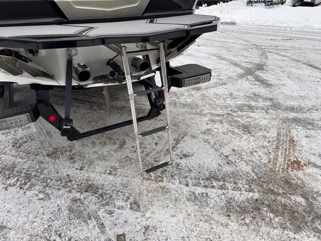 Slide: The Image of MasterCraft X24 2021 - 45