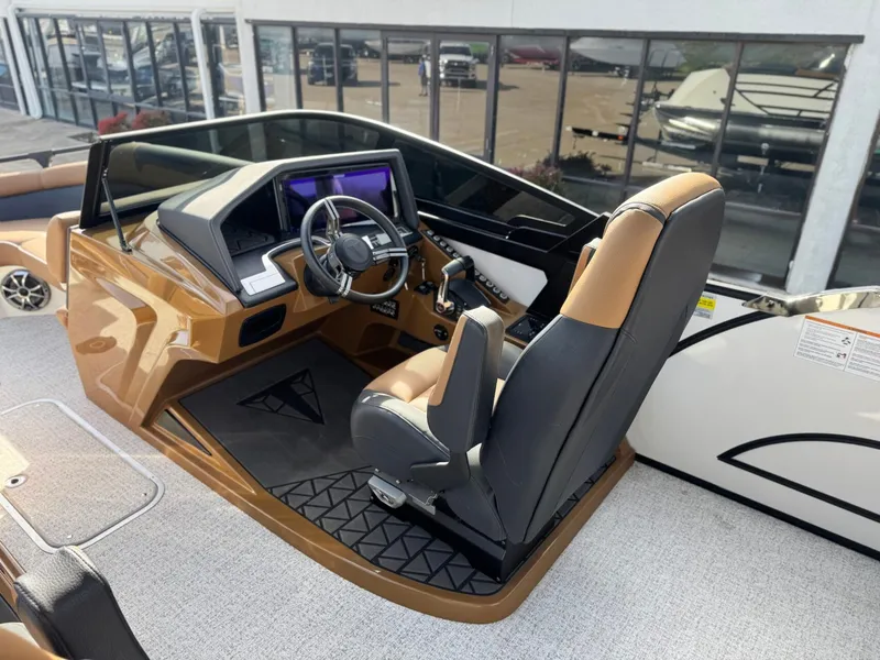 Slide: The Image of Interior view of Trifecta 25 SPORT RF9 DC ARCH 2025 helm. - 13