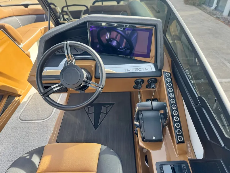 Slide: The Image of Cockpit of Trifecta 25 SPORT RF9 DC ARCH 2025. - 14