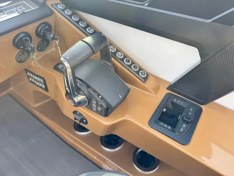 Slide: The Image of Trifecta 25 SPORT RF9 DC ARCH 2025 control console with controls. - 15