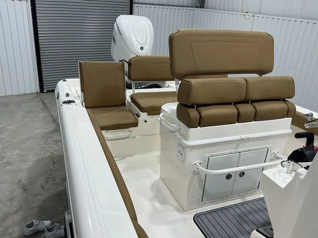 Slide: The Image of Skeeter SX2550 2026 - 17