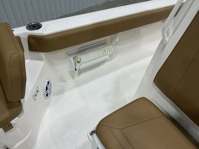 Slide: The Image of Skeeter SX2550 2026 - 19