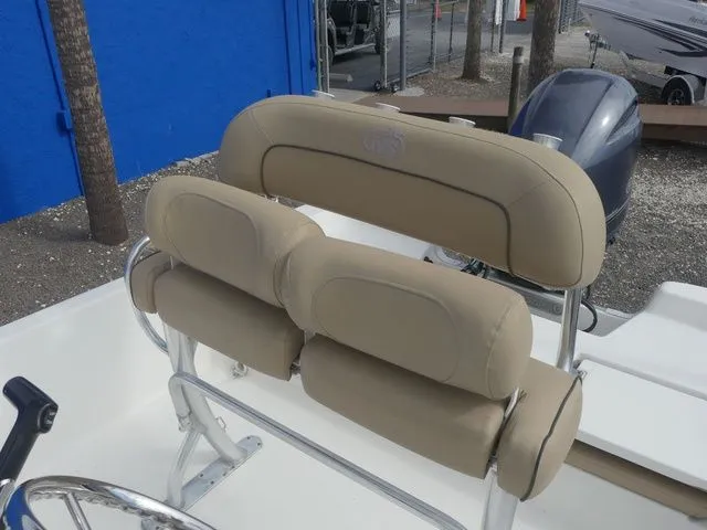 Slide: The Image of NauticStar 2140 Shallow Bay 2019 - 17