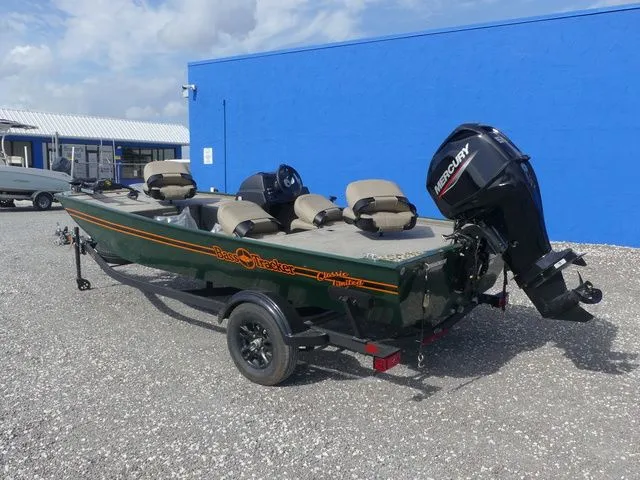 Slide: The Image of Tracker Bass Tracker Classic Limited 2026 - 6