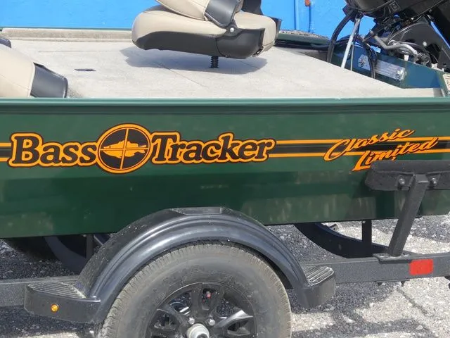 Slide: The Image of Tracker Bass Tracker Classic Limited 2026 - 8