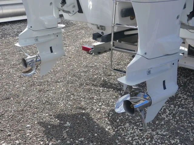 Slide: The Image of Twin Vee 240 STX 2026 - 11