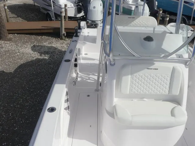 Slide: The Image of Twin Vee 240 STX 2026 - 15