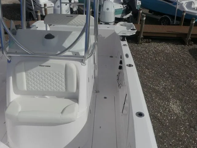 Slide: The Image of Twin Vee 240 STX 2026 - 16